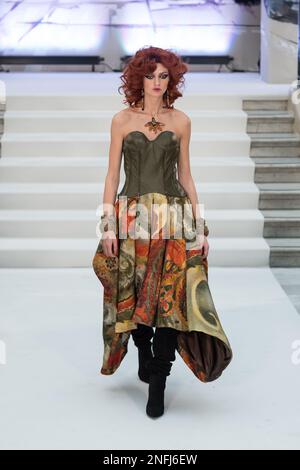 London, Großbritannien. 17. Februar 2023. LONDON, VEREINIGTES KÖNIGREICH - 17. FEBRUAR 2023 2023: Ein Modell läuft während der Herbst-/Wintershow von Paul Costelloe auf der London Fashion Week in London, Vereinigtes Königreich, am 17. Februar 2023 auf der Landebahn. (Foto: Wiktor Szymanowicz/NurPhoto) Kredit: NurPhoto SRL/Alamy Live News Stockfoto