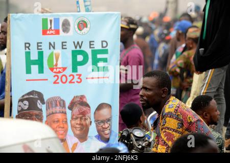 Ibadan, Nigeria 16. Februar 2023 Unterstützer von Bola Ahmed Tinubu, Präsidentschaftskandidat des All Progressives Congress (APC), sitzt während der Präsidentschaftskampagne der Partei in Ibadan, Nigeria, am Donnerstag, den 16. Februar 2023 in der Nähe von Banner. Foto: Adekunle Ajayi Stockfoto