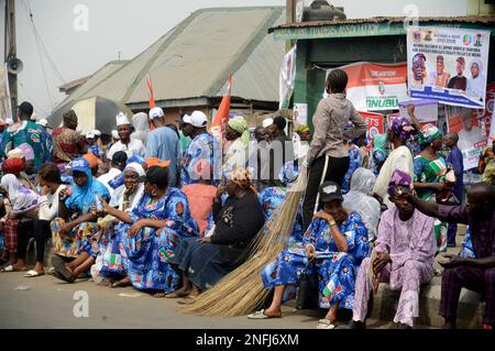 Ibadan, Nigeria 16. Februar 2023 Unterstützer von Bola Ahmed Tinubu, Präsidentschaftskandidat des All Progressives Congress (APC), Parade während der Präsidentschaftskampagne der Partei in Ibadan, Nigeria, am Donnerstag, 16. Februar 2023. Foto: Adekunle Ajayi Stockfoto