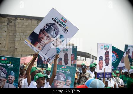 Ibadan, Nigeria 16. Februar 2023 Unterstützer von Bola Ahmed Tinubu, Präsidentschaftskandidat des All Progressives Congress (APC), Parade während der Präsidentschaftskampagne der Partei in Ibadan, Nigeria, am Donnerstag, 16. Februar 2023. Foto: Adekunle Ajayi Stockfoto