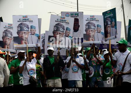 Ibadan, Nigeria 16. Februar 2023 Unterstützer von Bola Ahmed Tinubu, Präsidentschaftskandidat des All Progressives Congress (APC), Parade während der Präsidentschaftskampagne der Partei in Ibadan, Nigeria, am Donnerstag, 16. Februar 2023. Foto: Adekunle Ajayi Stockfoto