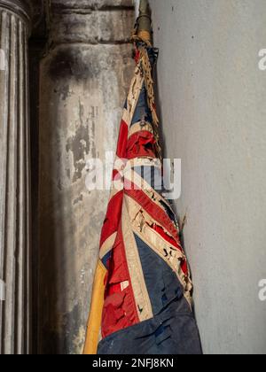 Zerrissene und zerrissene Union-Jack-Flagge in der Kirche der Allerheiligen, Turvey, Bedfordshire, Großbritannien Stockfoto