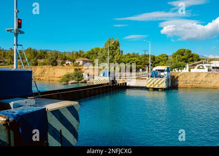 Die U-Bahnbrücke am Eingang zum Kanal von Korinth, in Griechenland, von Isthmia, in der Ägäis, wie sie sich entwickelt oder taucht Stockfoto