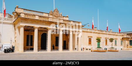 Ein Panoramablick auf die Fassade des Hauptgardengebäudes in Valletta, Malta, an einem Sommertag Stockfoto