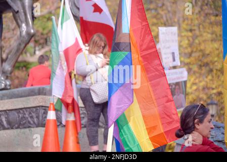 Toronto Ontario, Kanada - 5. November 2022: Eine stolze Flagge beim Protest gegen die iranische Regierung. Stockfoto