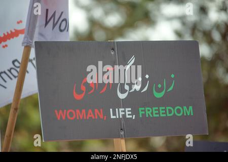 Toronto Ontario, Kanada- 5. November 2021: Ein Protestzeichen bei einem Protest gegen die iranische Regierung. Stockfoto