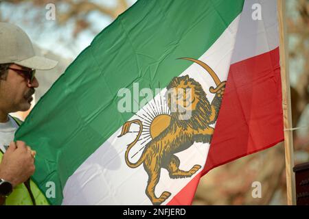 Toronto Ontario, Kanada - 5. November 2021: Iranische Flagge bei Protest gegen die antiiranische Regierung. Stockfoto