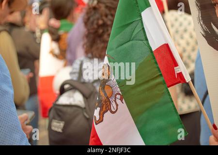 Toronto Ontario, Kanada - 5. November 2021: Iranische Flagge bei Protest gegen die antiiranische Regierung. Stockfoto