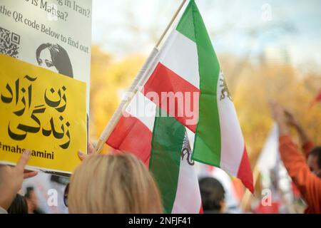 Toronto Ontario, Kanada - 5. November 2021: Iranische Flagge bei Protest gegen die antiiranische Regierung. Stockfoto