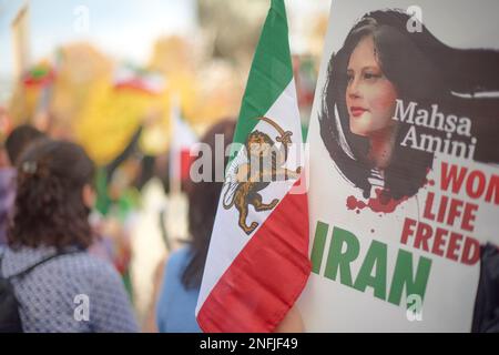 Toronto Ontario, Kanada - 5. November 2021: Iranische Flagge bei Protest gegen die antiiranische Regierung. Stockfoto