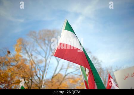 Toronto Ontario, Kanada - 5. November 2021: Iranische Flagge bei Protest gegen die antiiranische Regierung. Stockfoto