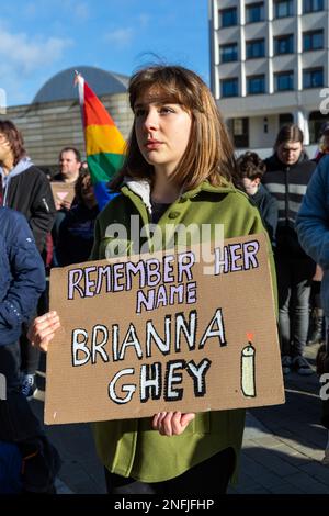 Am Bristo Square, Edinburgh, wurde eine Nachtwache für Brianna Ghey abgehalten, einen TransTeenager, der am 11. Februar in Warrington ermordet wurde. Die Redner sprachen von dem Missbrauch, dem sie als Mitglieder der Transgemeinschaft ausgesetzt sind, und von der raschen Zunahme der Transphobie. Stockfoto