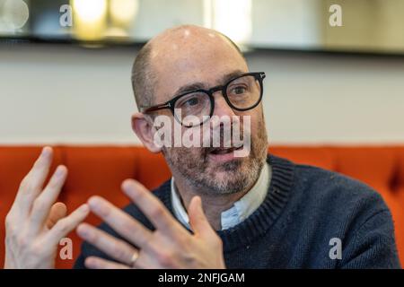 Rom, Italien. 15. Februar 2023. Der deutsche Regisseur Edward Berger spricht während eines Interviews mit der Deutschen Presse Agentur in den Cinecitta Film Studios in Rom, Italien. (An dpa „Oscar-nominierter Regisseur Berger freut sich auf Preisverleihungen“) Kredit: Oliver Weiken/dpa/Alamy Live News Stockfoto