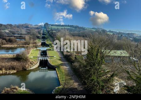 Das steile Kanalsystem aus Schleusen am Kennet und Avon Kanal am Caen Hill in Wiltshire, Großbritannien - aus der Luft gesehen. Stockfoto