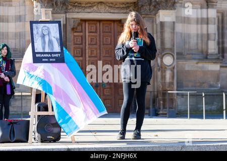 Am Bristo Square, Edinburgh, wurde eine Nachtwache für Brianna Ghey abgehalten, einen TransTeenager, der am 11. Februar in Warrington ermordet wurde. Die Redner sprachen von dem Missbrauch, dem sie als Mitglieder der Transgemeinschaft ausgesetzt sind, und von der raschen Zunahme der Transphobie. Stockfoto