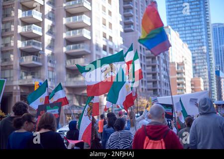 Toronto Ontario, Kanada - 5. November 2022: Menschen marschieren in Richtung Toronto City Hall. Stockfoto