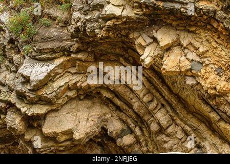 Diese Nahaufnahme von Felsen zeigt die raue, natürliche Schönheit der geologischen Formationen. Die rauen Oberflächen und Strukturen der Felsen sind Promi Stockfoto