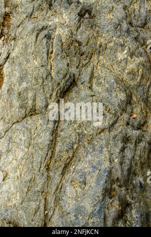 Diese Nahaufnahme von Felsen zeigt die raue, natürliche Schönheit der geologischen Formationen. Die rauen Oberflächen und Strukturen der Felsen sind Promi Stockfoto