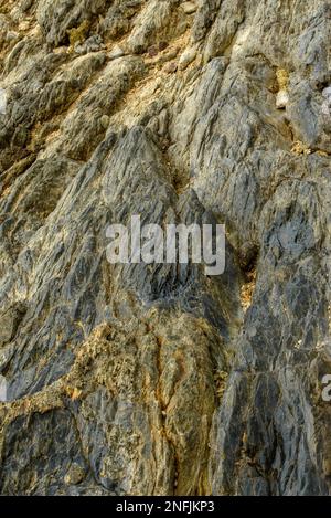 Diese Nahaufnahme von Felsen zeigt die raue, natürliche Schönheit der geologischen Formationen. Die rauen Oberflächen und Strukturen der Felsen sind Promi Stockfoto