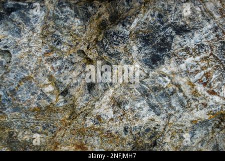 Diese Nahaufnahme von Felsen zeigt die raue, natürliche Schönheit der geologischen Formationen. Die rauen Oberflächen und Strukturen der Felsen sind Promi Stockfoto