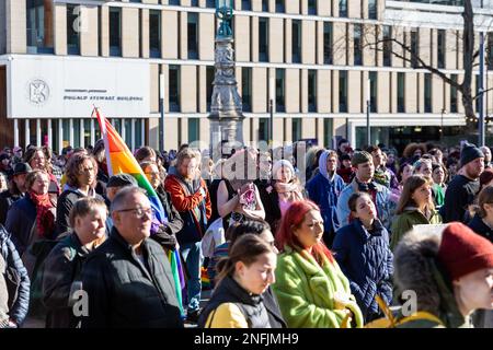 Am Bristo Square, Edinburgh, wurde eine Nachtwache für Brianna Ghey abgehalten, einen TransTeenager, der am 11. Februar in Warrington ermordet wurde. Die Redner sprachen von dem Missbrauch, dem sie als Mitglieder der Transgemeinschaft ausgesetzt sind, und von der raschen Zunahme der Transphobie. Stockfoto