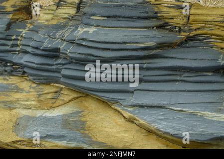 Diese Nahaufnahme von Felsen zeigt die raue, natürliche Schönheit der geologischen Formationen. Die rauen Oberflächen und Strukturen der Felsen sind Promi Stockfoto