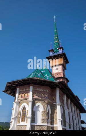 Rumänien. Maramures. Sapanta. Fröhlicher Friedhof. Cimitirul Vesel. Die Geburtskirche der Heiligen Jungfrau Maria Stockfoto