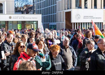 Am Bristo Square, Edinburgh, wurde eine Nachtwache für Brianna Ghey abgehalten, einen TransTeenager, der am 11. Februar in Warrington ermordet wurde. Die Redner sprachen von dem Missbrauch, dem sie als Mitglieder der Transgemeinschaft ausgesetzt sind, und von der raschen Zunahme der Transphobie. Stockfoto