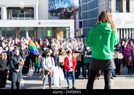 Am Bristo Square, Edinburgh, wurde eine Nachtwache für Brianna Ghey abgehalten, einen TransTeenager, der am 11. Februar in Warrington ermordet wurde. Die Redner sprachen von dem Missbrauch, dem sie als Mitglieder der Transgemeinschaft ausgesetzt sind, und von der raschen Zunahme der Transphobie. Stockfoto