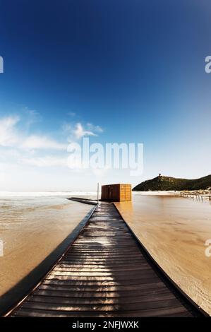 Holzbrücke am Strand - vertikale Farbe - Stockfoto