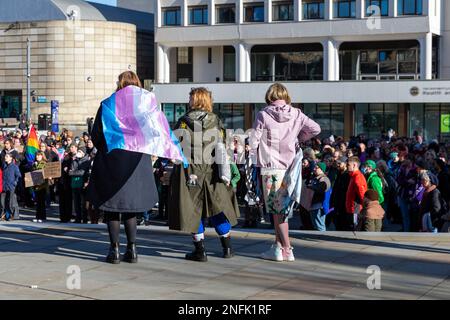 Am Bristo Square, Edinburgh, wurde eine Nachtwache für Brianna Ghey abgehalten, einen TransTeenager, der am 11. Februar in Warrington ermordet wurde. Die Redner sprachen von dem Missbrauch, dem sie als Mitglieder der Transgemeinschaft ausgesetzt sind, und von der raschen Zunahme der Transphobie. Stockfoto