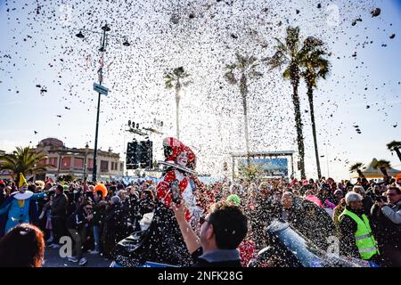 Ein Moment der Eröffnungszeremonie der Feierlichkeiten für die 150 Jahre des Karnevals von Viareggio am 4. Februar 2023 in Viareggio, Italien (Foto von Alessandro Bremec/NurPhoto) Stockfoto