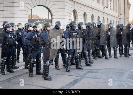 Frankreich, Lyon, 2023-02-16. Demonstration gegen die Rentenreform. CRS in Übereinstimmung mit den Schilden, die auf die Demonstranten warten. Foto von Franck CHAPO Stockfoto