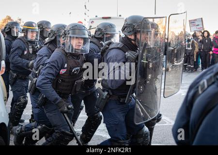 Frankreich, Lyon, 2023-02-16. Demonstration gegen die Rentenreform. CRS lädt die Demonstratoren auf. Foto von Franck CHAPOLARD. Stockfoto