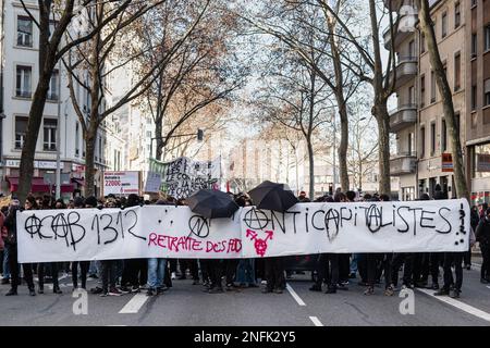 Frankreich, Lyon, 2023-02-16. Demonstration gegen die Rentenreform. Banner der schwarzen Blöcke im Kortege. Stockfoto