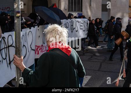 Frankreich, Lyon, 2023-02-16. Demonstration gegen die Rentenreform. Ein älterer Mensch mit weißem Haar und einem roten Stirnband um den Hals, der auf sie schaut Stockfoto