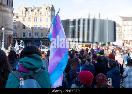 Am Bristo Square, Edinburgh, wurde eine Nachtwache für Brianna Ghey abgehalten, einen TransTeenager, der am 11. Februar in Warrington ermordet wurde. Die Redner sprachen von dem Missbrauch, dem sie als Mitglieder der Transgemeinschaft ausgesetzt sind, und von der raschen Zunahme der Transphobie. Stockfoto