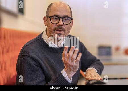 Rom, Italien. 15. Februar 2023. Deutscher Regisseur Edward Berger bei einem Interview mit der Deutschen Presse Agentur in den Cinecitta Film Studios in Rom, Italien. (An dpa „Oscar-nominierter Regisseur Berger freut sich auf Preisverleihungen“) Kredit: Oliver Weiken/dpa/Alamy Live News Stockfoto