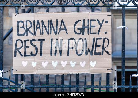 Am Bristo Square, Edinburgh, wurde eine Nachtwache für Brianna Ghey abgehalten, einen TransTeenager, der am 11. Februar in Warrington ermordet wurde. Die Redner sprachen von dem Missbrauch, dem sie als Mitglieder der Transgemeinschaft ausgesetzt sind, und von der raschen Zunahme der Transphobie. Stockfoto