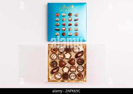 Zürich, Schweiz - Januar 7 2023: Lindt Mini Pralines Box. Nahaufnahme einer offenen kleinen Geschenkbox mit Süßigkeiten aus Schweizer Schokolade im weißen, flachen Hintergrund. Stockfoto