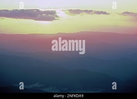 Australien. Victoria. Sonnenaufgang über nebligen Hügeln. Stockfoto