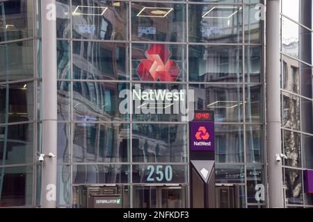 London, Großbritannien. 17. Februar 2023. Allgemeiner Überblick über die Zentrale von NatWest in Bishopsgate. NatWest verzeichnete den größten Gewinn seit 2007, wobei CEO Alison Rose Berichten zufolge 2022 Zahlungen in Höhe von Â 5,2 Millionen Pfund erhielt. (Kreditbild: © Vuk Valcic/SOPA Images via ZUMA Press Wire) NUR REDAKTIONELLE VERWENDUNG! Nicht für den kommerziellen GEBRAUCH! Stockfoto