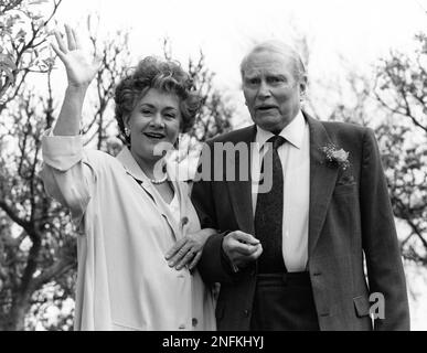 LAURENCE OLIVIER mit seiner Frau JOAN PLOWRIGHT zu Hause in ihrem Garten, um seinen 80. Geburtstag am 22. 1987. Mai für LAURENCE OLIVIER zu feiern - heute 80 von Granada Television übertragen Stockfoto