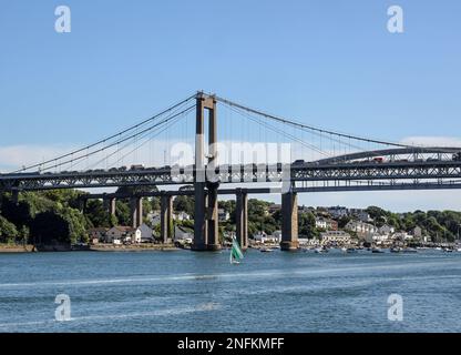 Die Plymouth-Seite der Tamar Road Bridge, von der Mitte des Flusses Tamar aus gesehen. Hinter einem Blick auf die Eisenbahnbrücke von Isambard Kingdom Brunel und Stockfoto