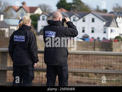 Polizeibeamte auf der Shard Bridge am Fluss Wyre in Hambleton, Lancashire, während die Polizei ihre Suche nach der vermissten Frau Nicola Bulley, 45, fortsetzte, die am 27. Januar verschwand, während sie mit ihrem springer Spaniel Willow spazierte, kurz nachdem sie ihre sechs und neun Jahre alten Töchter in die Schule gebracht hatte. Foto: Freitag, 17. Februar 2023. Stockfoto