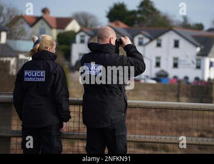 Polizeibeamte auf der Shard Bridge am Fluss Wyre in Hambleton, Lancashire, während die Polizei ihre Suche nach der vermissten Frau Nicola Bulley, 45, fortsetzte, die am 27. Januar verschwand, während sie mit ihrem springer Spaniel Willow spazierte, kurz nachdem sie ihre sechs und neun Jahre alten Töchter in die Schule gebracht hatte. Foto: Freitag, 17. Februar 2023. Stockfoto