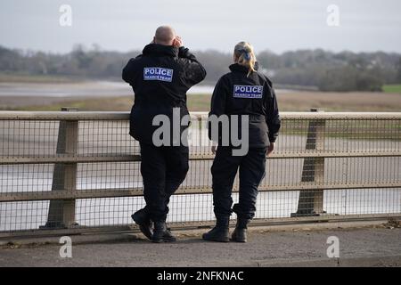 Polizeibeamte auf der Shard Bridge am Fluss Wyre in Hambleton, Lancashire, während die Polizei ihre Suche nach der vermissten Frau Nicola Bulley, 45, fortsetzte, die am 27. Januar verschwand, während sie mit ihrem springer Spaniel Willow spazierte, kurz nachdem sie ihre sechs und neun Jahre alten Töchter in die Schule gebracht hatte. Foto: Freitag, 17. Februar 2023. Stockfoto