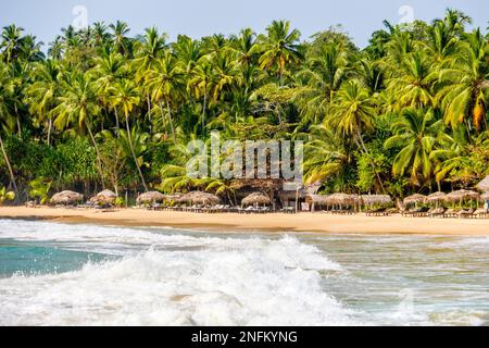 Tropische Sandstrände in Goyambokka in der Nähe von Tangalle an der Südküste Sri Lankas im Indischen Ozean Stockfoto