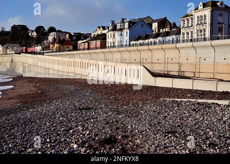 Die neu errichtete Ufermauer (2020) in Dawlish, die die gebogenen Wellen zeigt, die große Wellen von der benachbarten Eisenbahnlinie weglenken sollen. Stockfoto