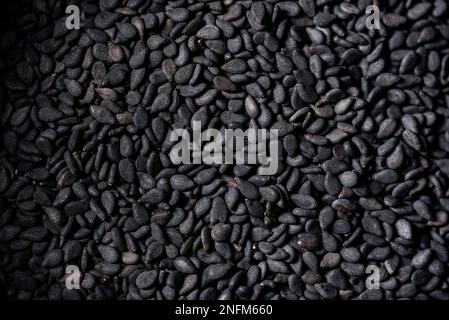 Eine Nahaufnahme eines Haufens schwarzer Sesamsamen Stockfoto
